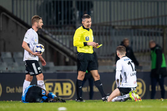 Domare Bojan Pandzic ger gult kort till Örebros Jake