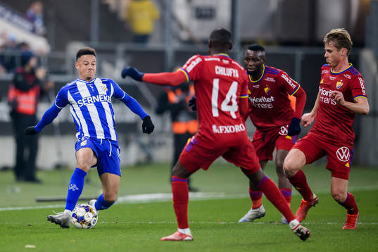 IFK Göteborgs Tobias Sana mot Djurgårdens Emmanuel Banda