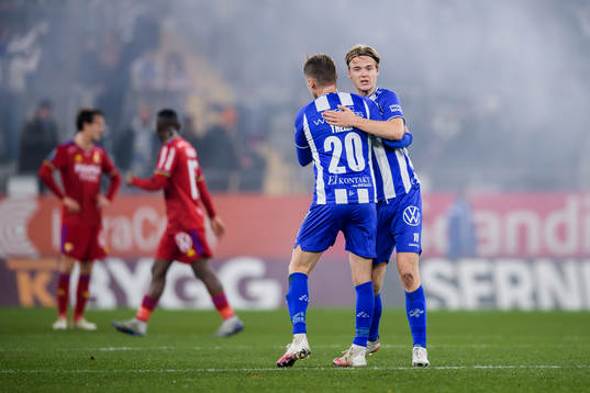 IFK Göteborgs Simon Thern jublar tillsmamans med August