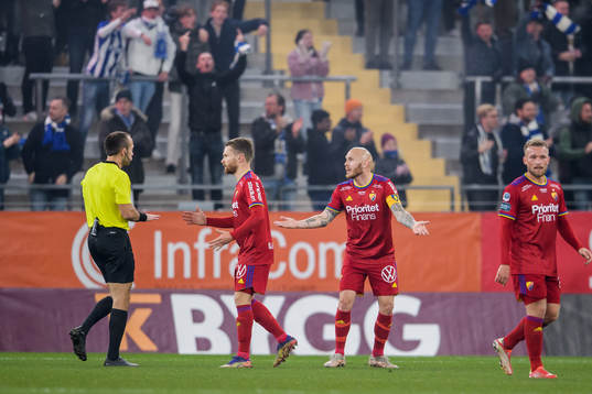 Djurgårdens Magnus Eriksson reagerar mot domare Kaspar