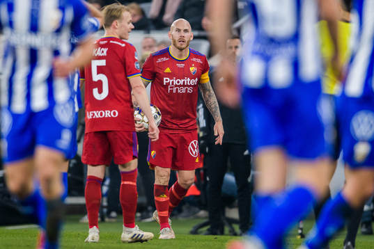 Djurgårdens Magnus Eriksson reagerar mot domare Kaspar