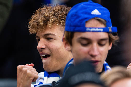 En IFK Göteborgsupporter jublar