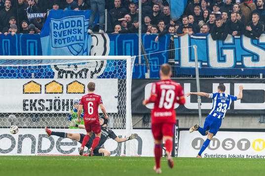 IFK Göteborgs Marcus Berg gör 2-0 bakom Djurgårdens