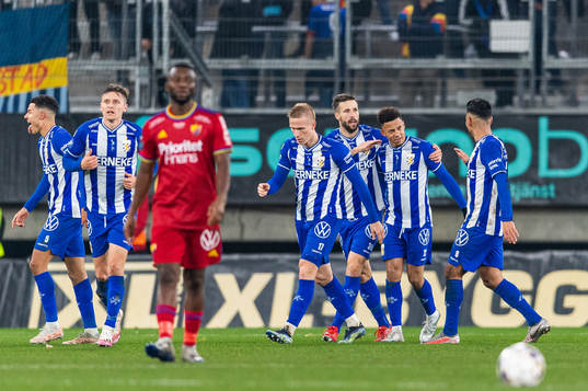 IFK Göteborgs Tobias Sana jublar med lagkamrater