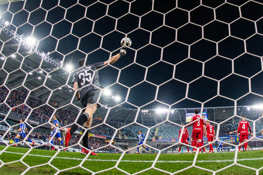 Djurgårdens målvakt Jacob Widell Zetterström kastar ut