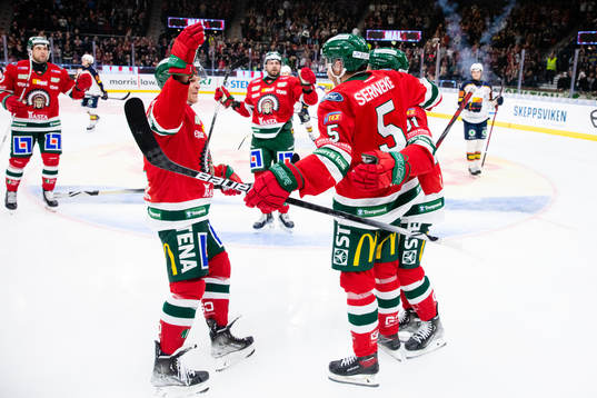 Frölundas Filip Johansson jublar med lagkamrater