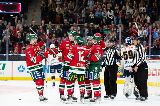 Frölundas Jan Mursak jublar ihop med lagkamrater