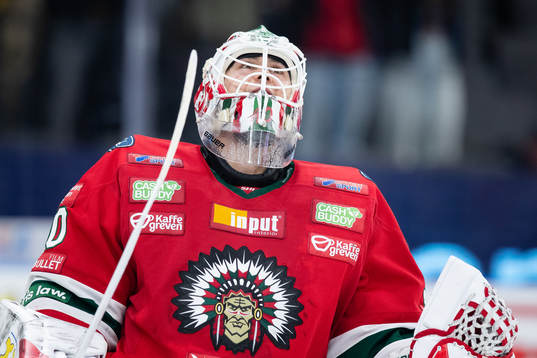 Frölundas målvakt Matthew Tomkins jublar