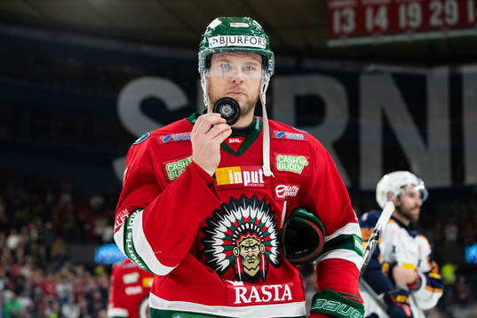 Frölundas Christian Folin med matchpucken
