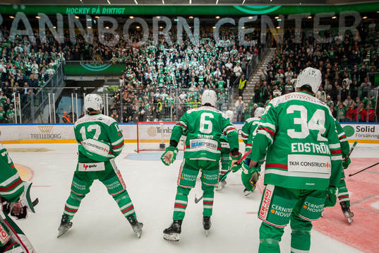 Rögles spelare jublar mot publiken