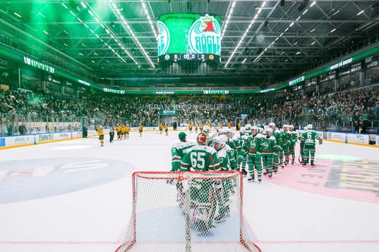 Rögles spelare jublar med målvakt Christoffer Rifalk