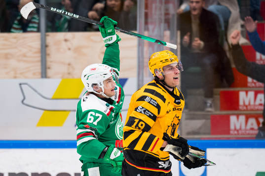 Rögles Leon Bristedt jublar bredvid Skellefteås Filip Roos
