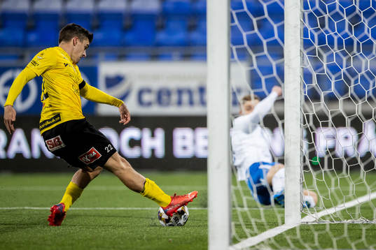 Mjällbys Jesper Gustavsson räddar bollen framför mål