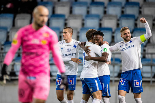 IFK Norrköpings Samuel Adegbenro jublar med lagkamrater