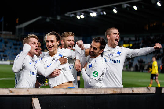 IFK Norrköpings Christoffer Nyman jublar med lagkamrater