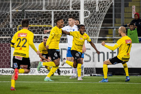 Mjällbys Amin Sarr jublar med Mamudu Moro och Viktor