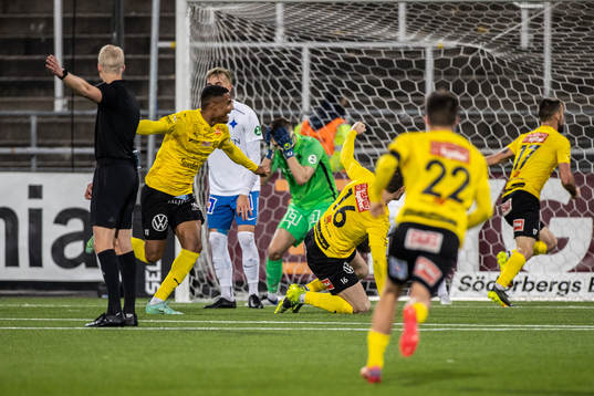 Mjällbys Amin Sarr jublar och IFK Norrköpings målvakt
