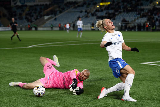 Räddning av Mjällbys målvakt Carl-Johan Eriksson vid