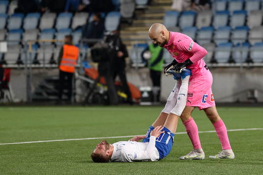 Mjällbys målvakt Carl-Johan Eriksson hjälper IFK