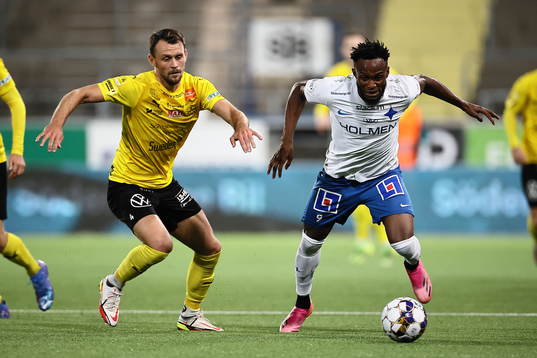 Mjällbys Max Watson och IFK Norrköpings Samuel Adegbenro