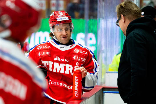 Timrås Albin Carlsson och materialförvaltaren Anders Huss