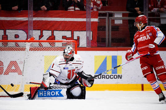 Örebros målvakt Jhonas Enroth och Timrås Jacob Blomqvist