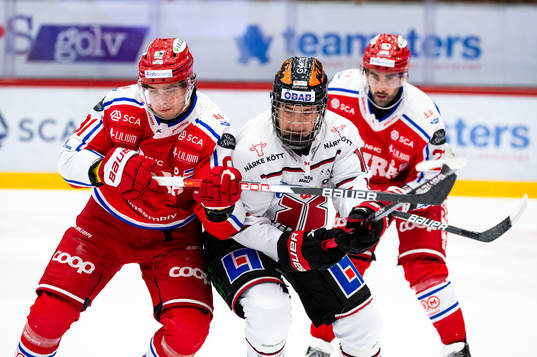 Timrås Viktor Lodin och Örebros Leo Carlssonunder