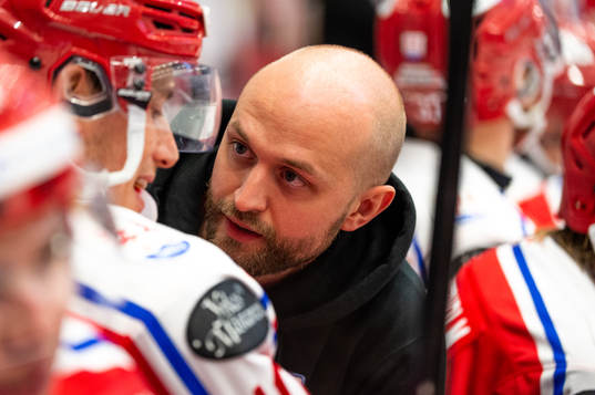 Timrås läkare Christian Johansson tittar till Robin