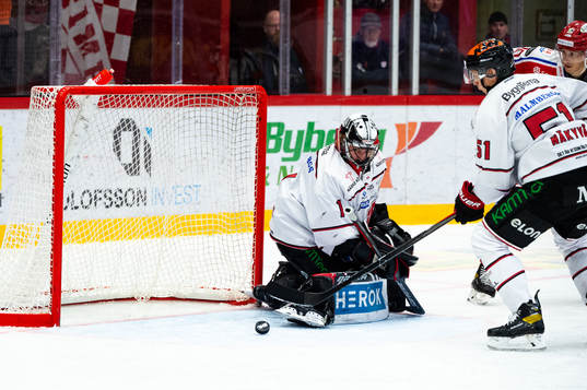 Örebros målvakt Jhonas Enroth och Kristian Näkyvä