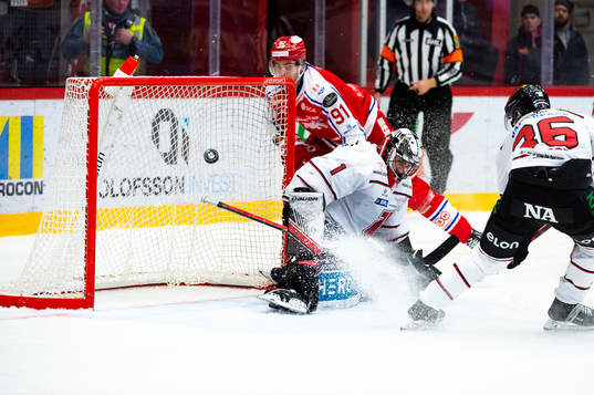 Timrås Viktor Lodin och Örebros målvakt Jhonas Enroth