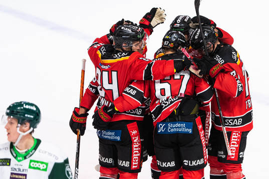 Luleås Linus Omark jublar med lagkamrater
