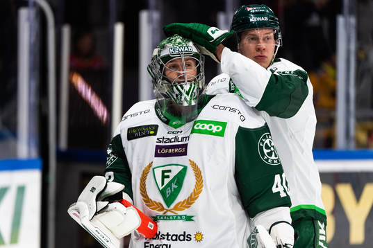 Färjestads målvakt Henrik Haukeland deppar