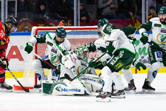 Färjestads Albert Johansson och målvakt Henrik Haukeland