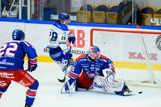 Leksands Justin Kloos gör 1-2 bakom Oskarshamns målvakt
