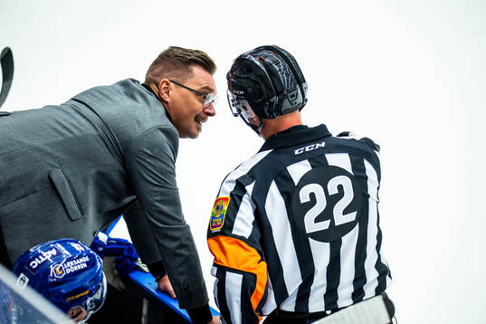 Leksands tränare Björn Hellkvist diskuterat med Domare