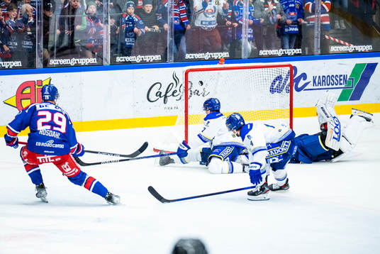 Oskarshamns Kim Rosdahl gör 1-0 bakom Leksands målvakt
