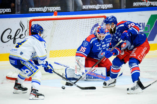 Leksands Oskar Lang oroar framför Oskarshamns målvakt Joe