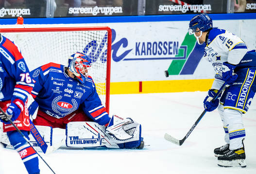 Här gör Leksands Max Veronneau 1-3 bakom Oskarshamns