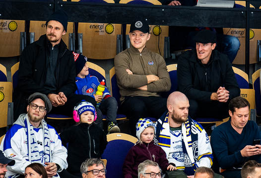 Oskarshamns Johannes Salmonsson och Dale Weise på läktaren