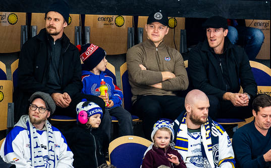 Oskarshamns Johannes Salmonsson och Dale Weise på läktaren