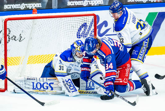 Oskarshamns Philip Samuelsson oroar framför Leksands