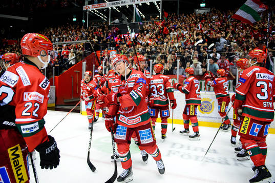 Modos spelare och supportrar jublar
