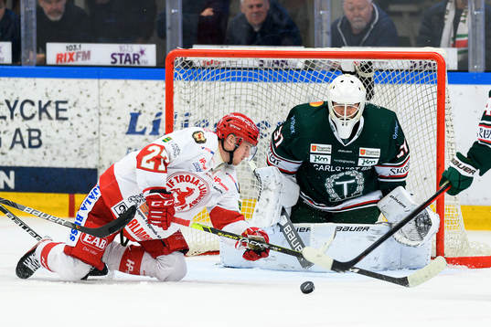 Troja-Ljungbys  William Romfors framför Tingsryds målvakt