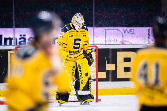 Södertäljes målvakt Nikita Tolopilo deppar