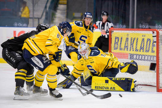 Södertäljes målvakt Nikita Tolopilounder ishockeymatchen