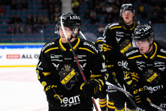 s Nicklas Heiner jublar