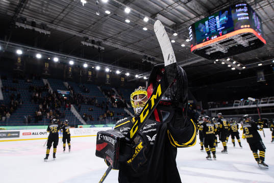 s målvakt Pavel Khomchenko jublar