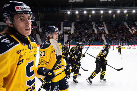 s Christian Sandberg jublar med lagkamrater
