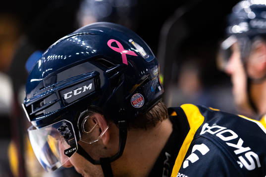 Cancerfondens Rosa Bandet på en hjälm