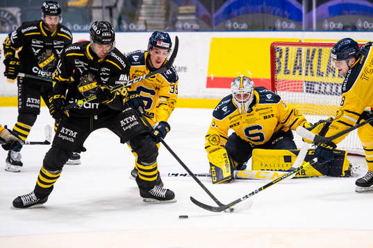Södertäljes målvakt Nikita Tolopilo och Felix Olsson mot